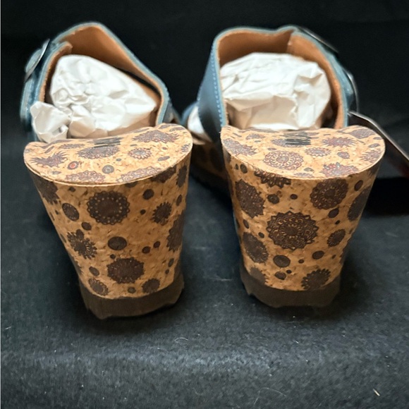 Muk Luks | BNIB "Winona" 2-Strap Wedge Sandals - Women's 8, Blue/Tan - Picture 6 of 10
